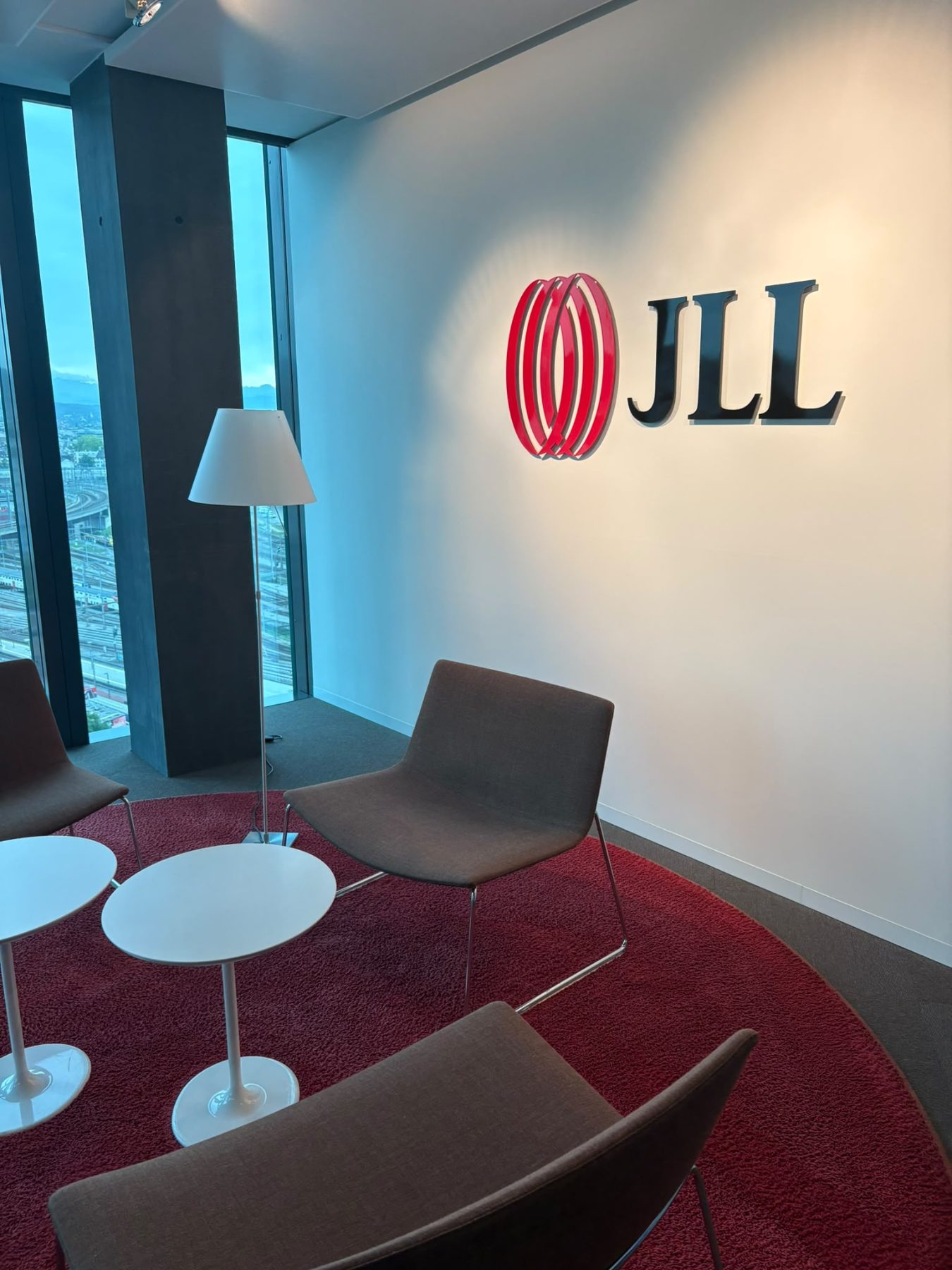 Lounge von JLL mit Blick über Zürich